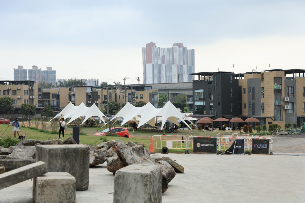 距離咖啡店僅50米，是滿有活力的單車場。