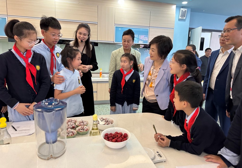 蔡若莲（左七）今日到访位于重庆的重庆南开中学，了解当地中学的教育理念和实践。政府新闻处图片