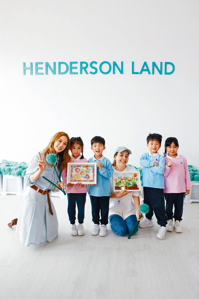 昨早160位小朋友及长者率先参观Flower Market，由李徐子淇、Cj Hendry亲自接待。