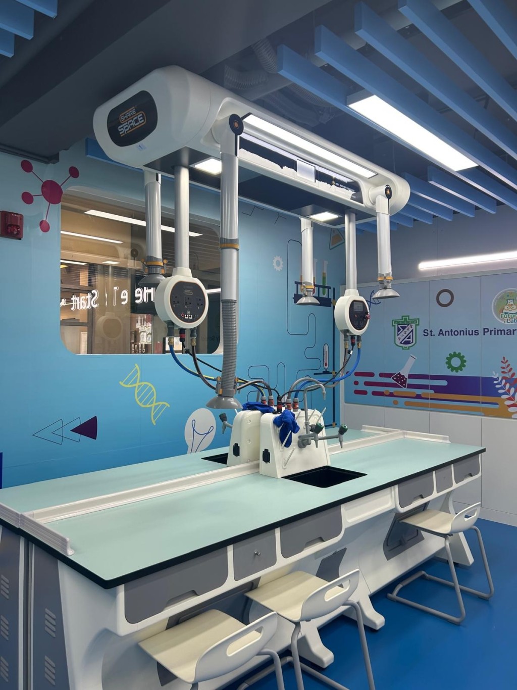 整個實驗室共有五套「智能實驗室吊裝系統」。（圖：Vincent）