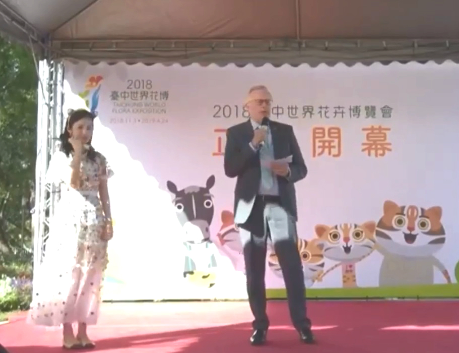 女主播(左)翻譯錯漏百出。翻譯這檔事圖片