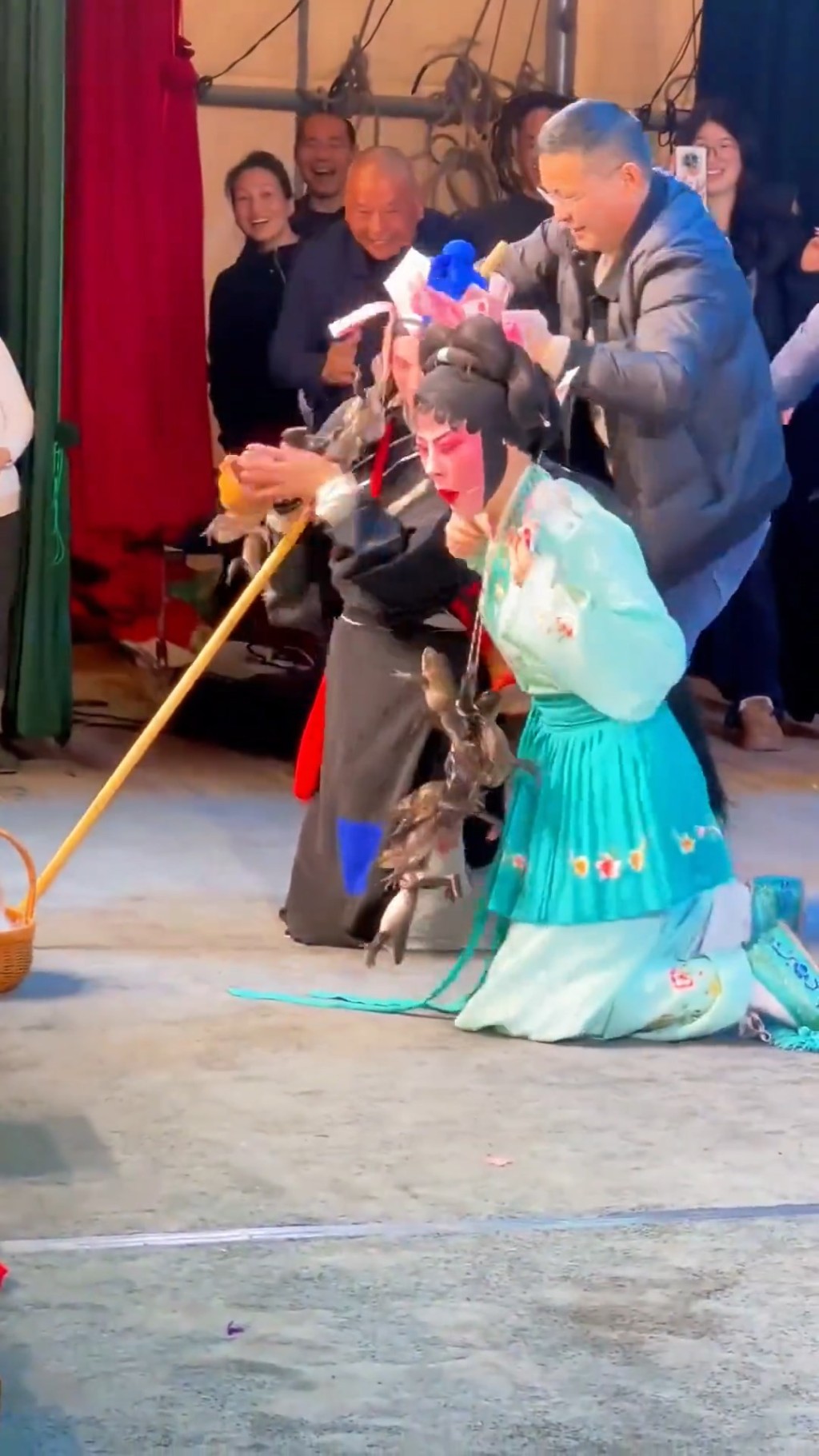 觀眾突然送上「牛蛙頸鍊」,嚇得男女演員不知所措。抖音@山海/愛了新疆 觀眾突然送上「牛蛙頸鍊」,嚇得男女演員不知所措。抖音@山海/愛了新疆