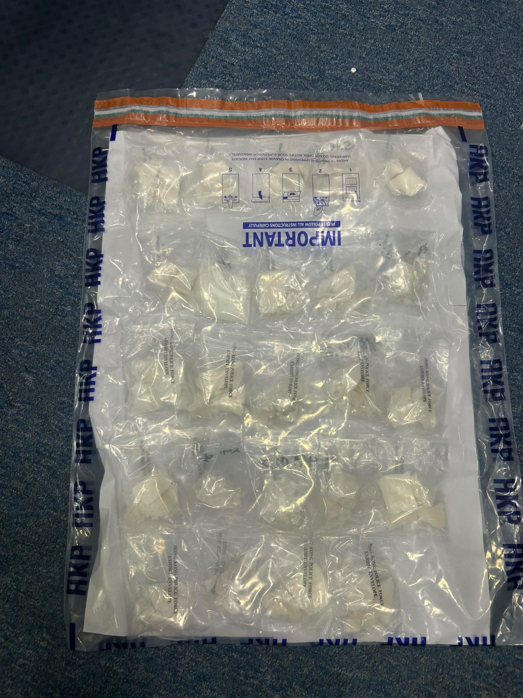 警方檢獲總值超過140萬元的可卡因。 警方檢獲總值超過140萬元的可卡因。