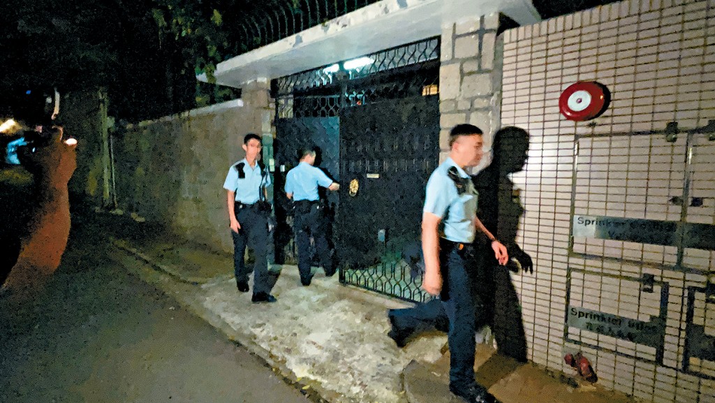 梁義報案指名畫被盜後，警員前往其寓所調查。