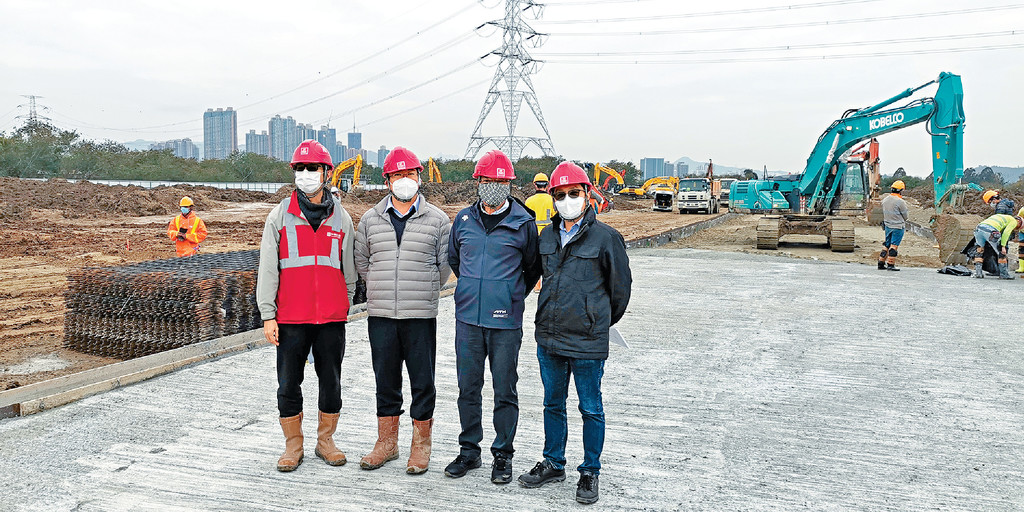 ■新地副董事總經理黃植榮(右二)和中國建設工程(香港)土木工程部助理總經理張保平(左二)在施工中的元朗潭尾地盤中交流分享。