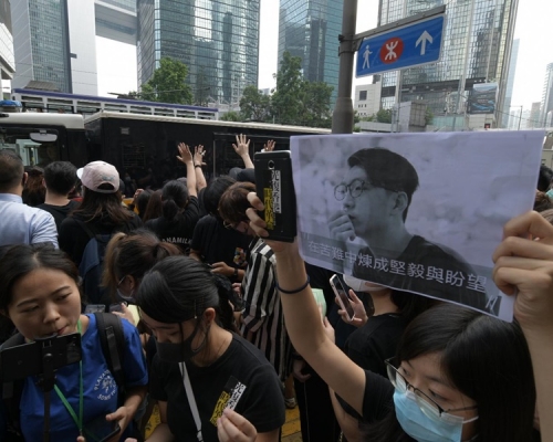 高院外約400人聲援叫號。