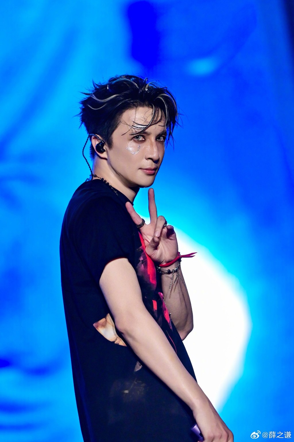 李雨桐泄露舊愛薛之謙的手機、身份證等號碼，遭行拘10日。微博