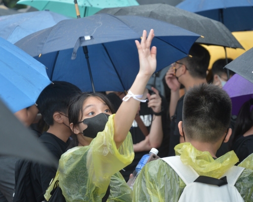天文台預料本港今日大致多雲,間中有狂風驟雨及幾陣雷暴。
