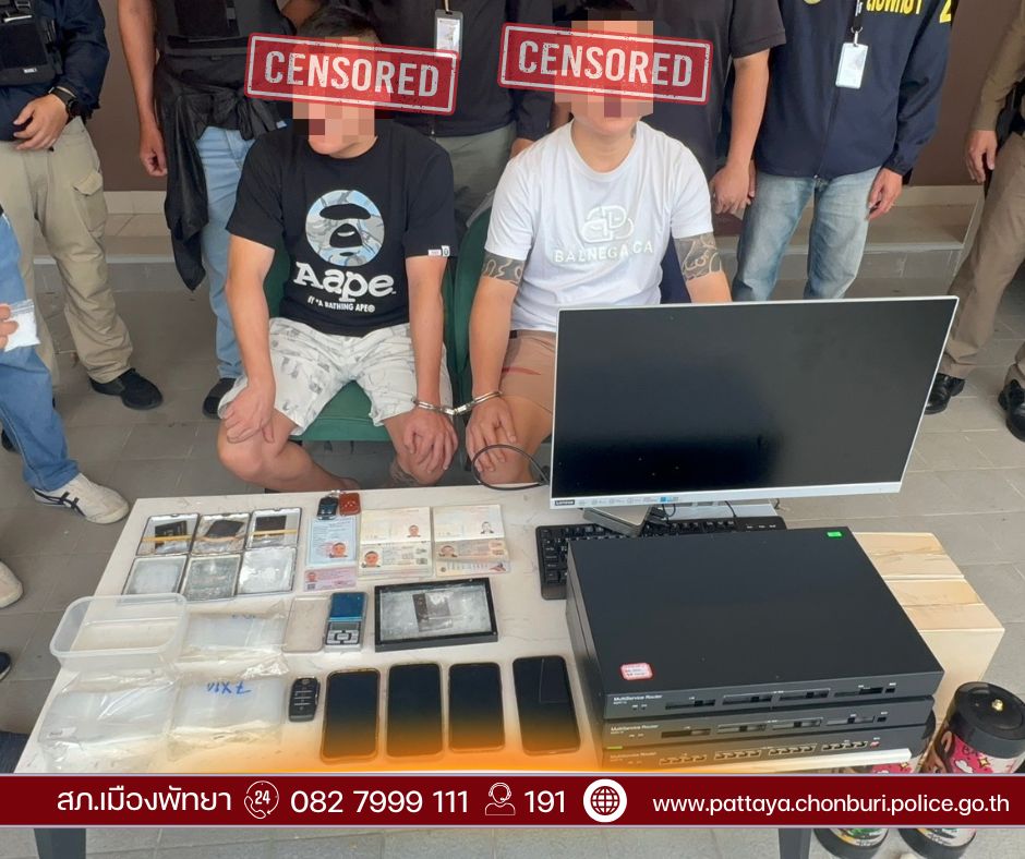 疑犯與被搜獲的證據合照。   fb / Pattaya Provincial Police Station