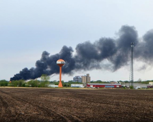 現場起火及冒出大量濃煙。AP圖片
