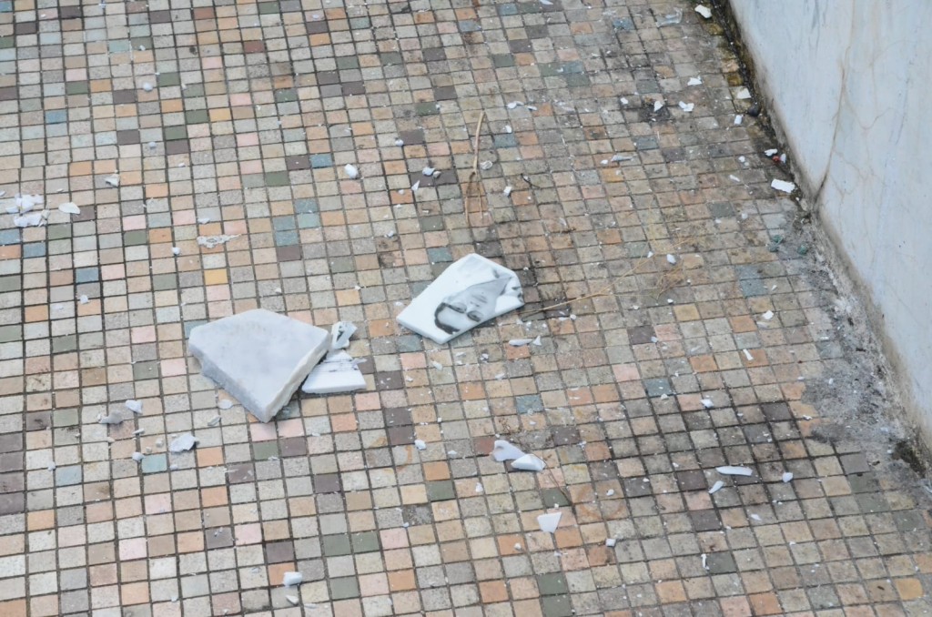 雲石碎片散落地面。