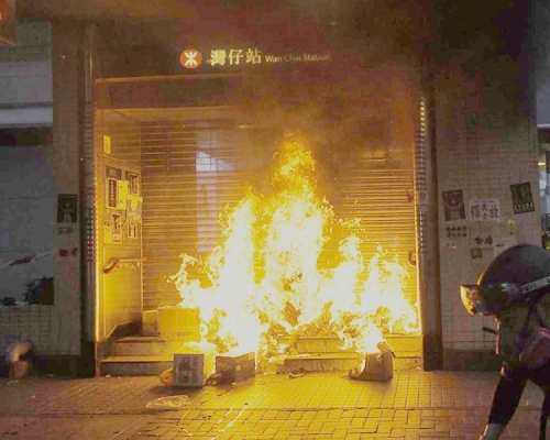 灣仔站遭人縱火。