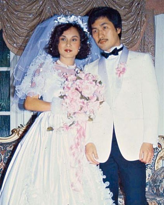 1984年與香港製衣商人瀋海鍵結婚。