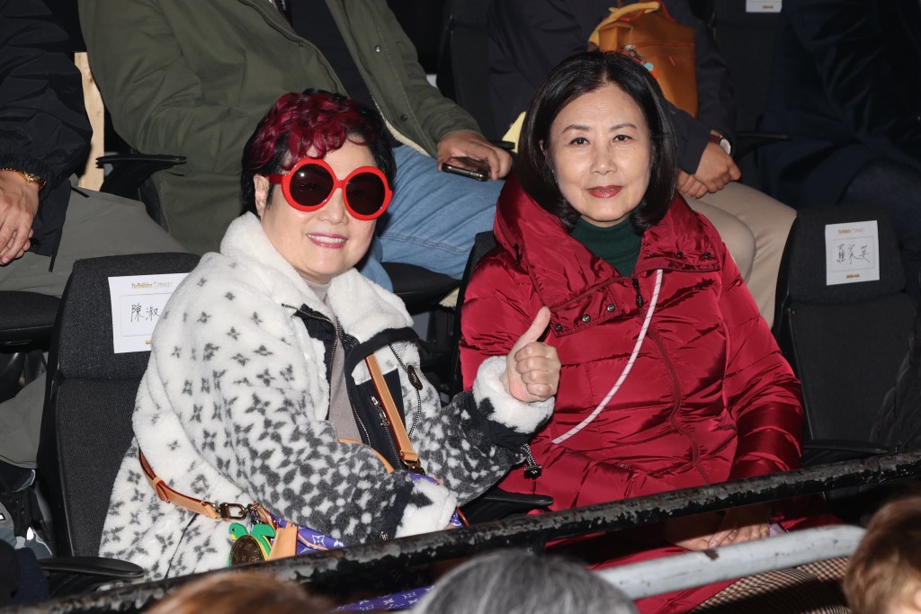 陳淑芬與汪明荃當晚捧Bob場。 陳淑芬與汪明荃當晚捧Bob場。