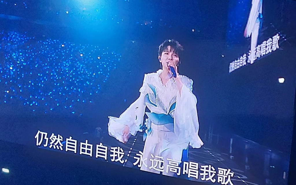周深唱《海阔天空》及歌后邓丽君的《甜蜜蜜》、《路边的野花不要采》、《我只在乎你》时，全场观众大合唱，相当震撼。