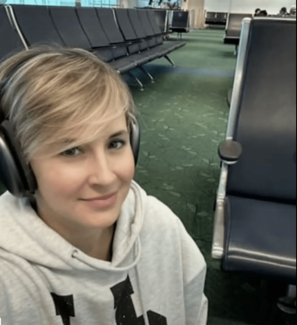 凯莉是这趟惊吓航班的乘客之一。