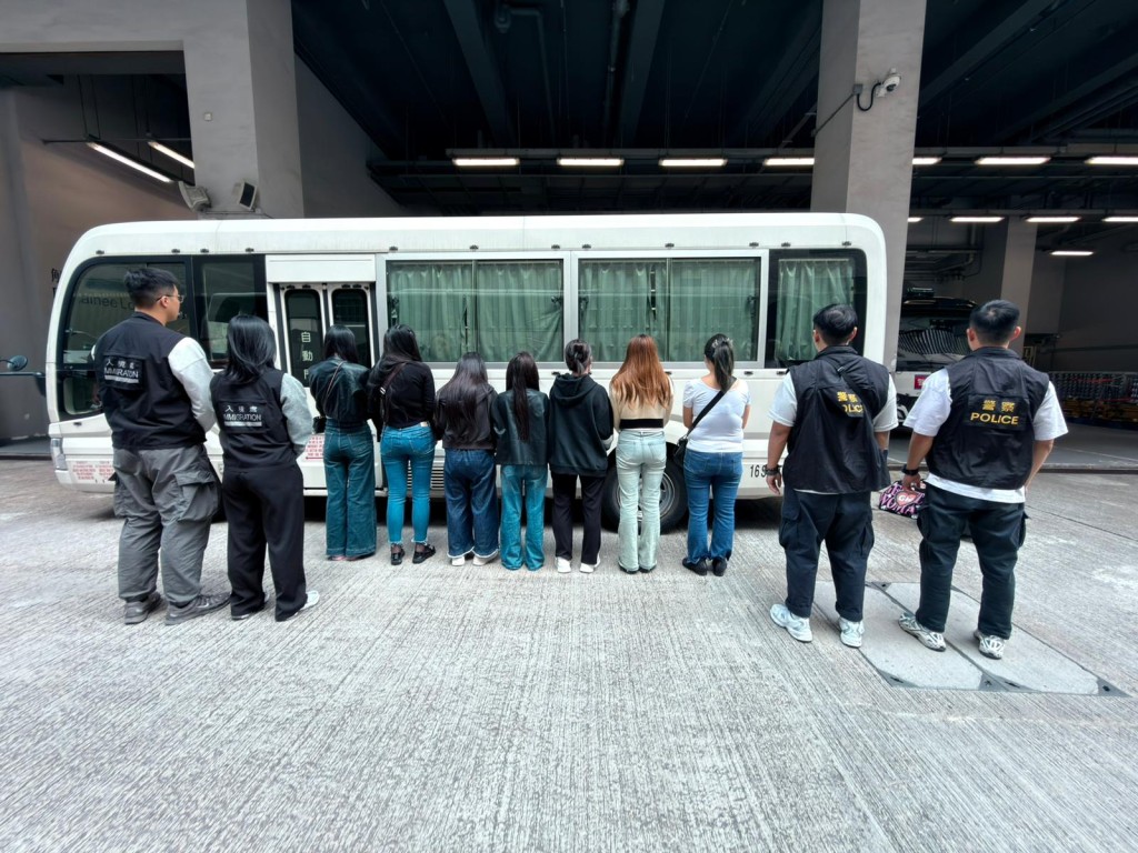 跨部門油尖打擊黑工及掃黃拘捕25人,包括17歲內地女童。警方圖片 跨部門油尖打擊黑工及掃黃拘捕25人,包括17歲內地女童。警方圖片
