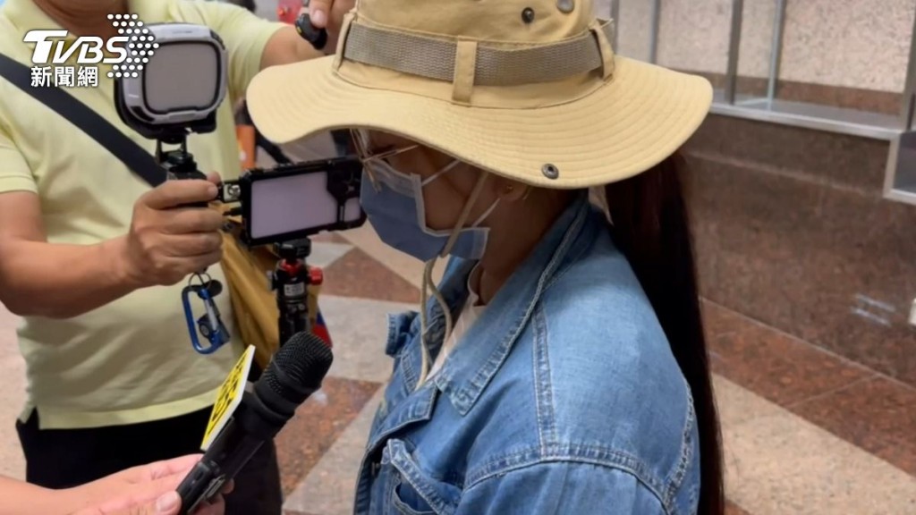 邱軍的媽媽也現身法院,她說邱軍會為他所做的事情負責,所以請社會大眾給他一個贖罪的機會,也再次道歉,表示邱軍一定會面對社會大眾的譴責,另外近期也會再找死者家屬致歉。(TVBS新聞網圖片) 邱軍的媽媽也現身法院,她說邱軍會為他所做的事情負責,所以請社會大眾給他一個贖罪的機會,也再次道歉,表示邱軍一定會面對社會大眾的譴責,另外近期也會再找死者家屬致歉。(TVBS新聞網圖片)