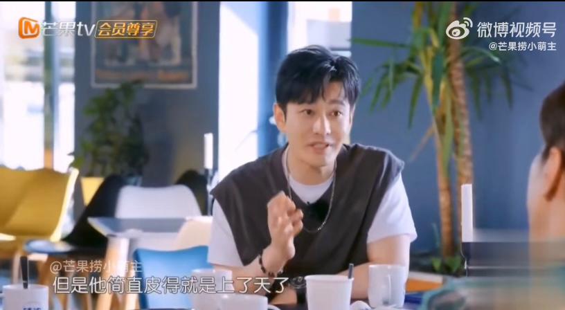 近日，黃曉明在綜藝節目《中餐廳》第七季中，罕有提前妻Angelababy。