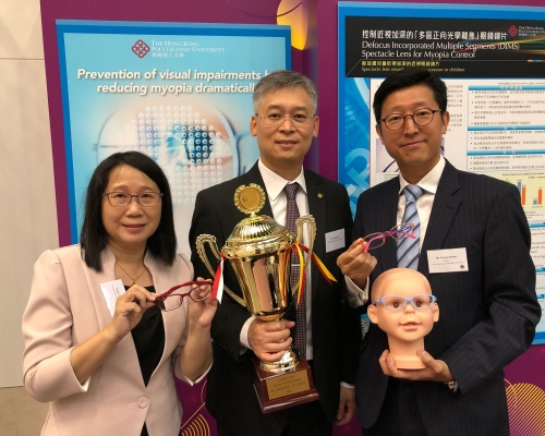左起)理大眼科視光學院教授林小燕、理大梁顯利長者健康視覺教授杜嗣河、豪雅鏡片有限公司董事總經理關國強