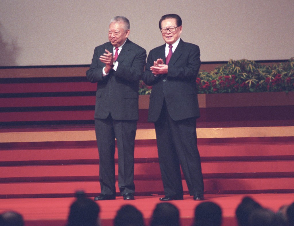 2002年,香港舉行慶祝回歸五周年大會暨香港特別行政區第二屆政府就職典禮,董建華(左、)江澤民(右)出席。資料圖片 2002年,香港舉行慶祝回歸五周年大會暨香港特別行政區第二屆政府就職典禮,董建華(左、)江澤民(右)出席。資料圖片