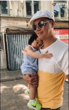 網民笑他展露「炫耀臉」。