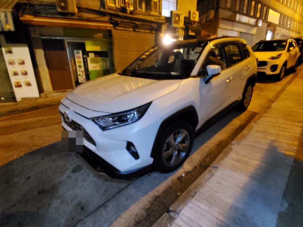 另一架受損的私家車。