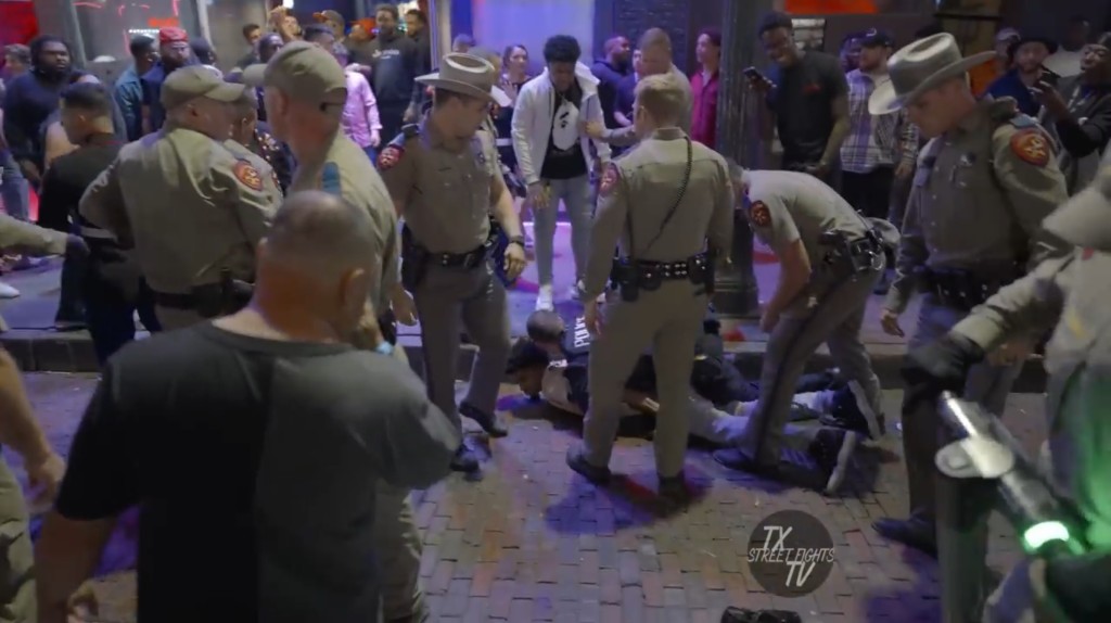 穿黑波鞋男子似乎被警員拘捕。 Youtube