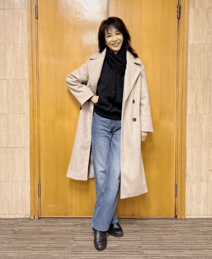 郑裕玲在商台开咪多年，她主持的节目《口水多过浪花》好受欢迎。