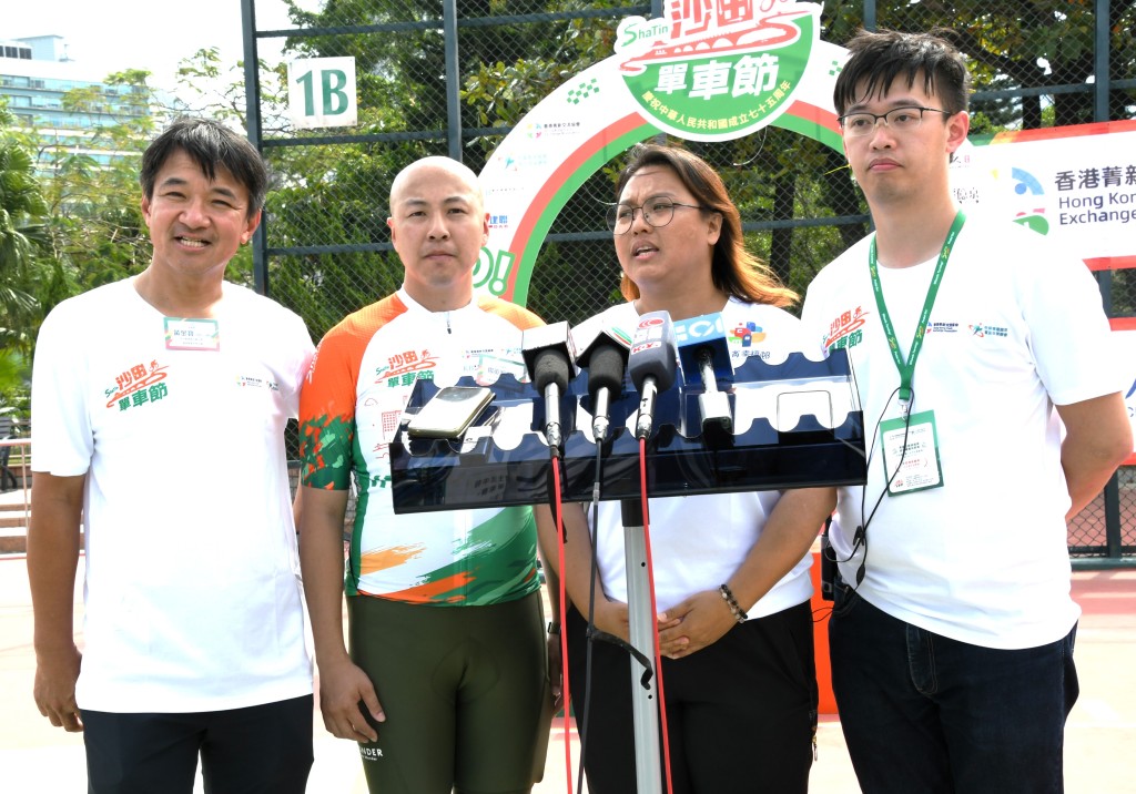 活动大使黄金宝（左至右）、沙田区员杨英瀚、沙田区议员董健莉及沙田区议员吴启泰交代意外事件。（陆永鸿摄）