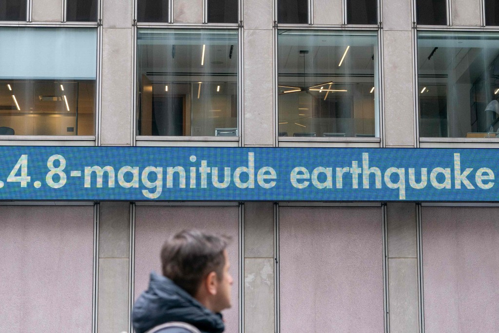纽约地震，华尔街走马灯报导最新情况。　路透社