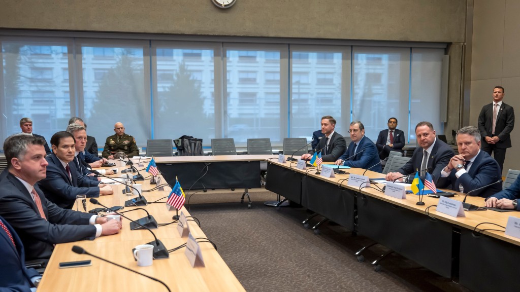 美国及鸟克兰代表团在瑞士日内瓦会谈开始时合影。 美联社