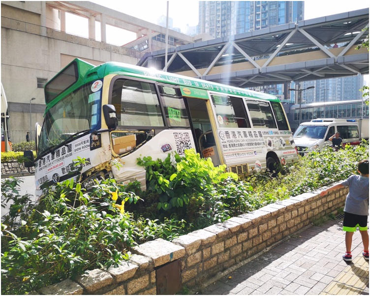 整輛小巴擱在花槽上。梁國峰攝