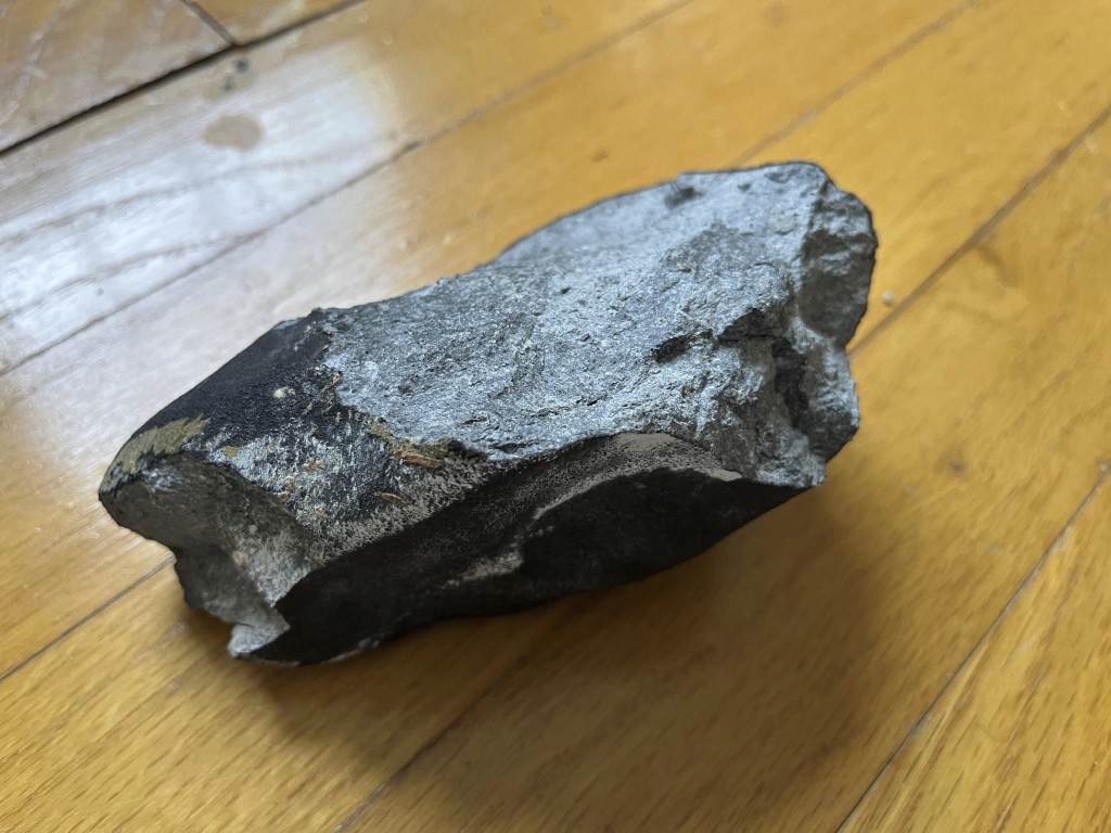 這顆隕石不太大，但有約兩公斤重。 美聯社