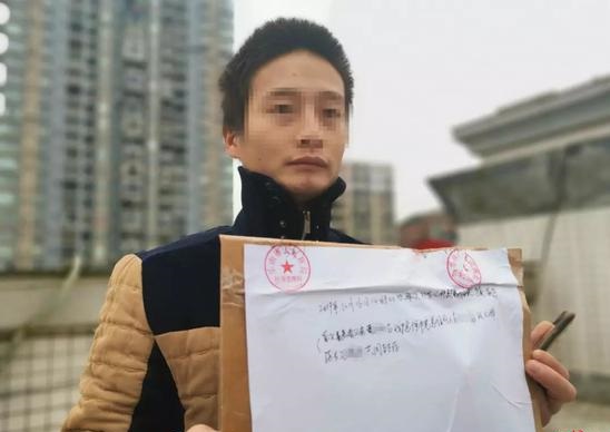 男童父親封存涉事輸液袋。網圖