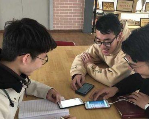 內地多間大專校園近日湧現微信「誇誇群」。(網圖)