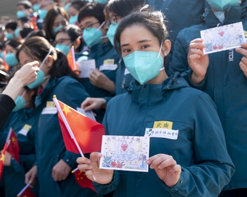 北京协和医院国家援鄂抗疫医疗队队员展示市民送给他们的明信片。(新华社图片)