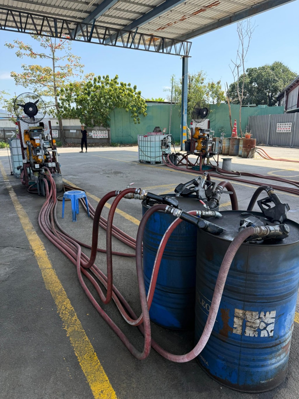 消防處於上水文錦渡路及葵青昂運路搗破6個非法加油站，共檢獲約12.8萬公升柴油，市值超過400萬元。消防處提供
