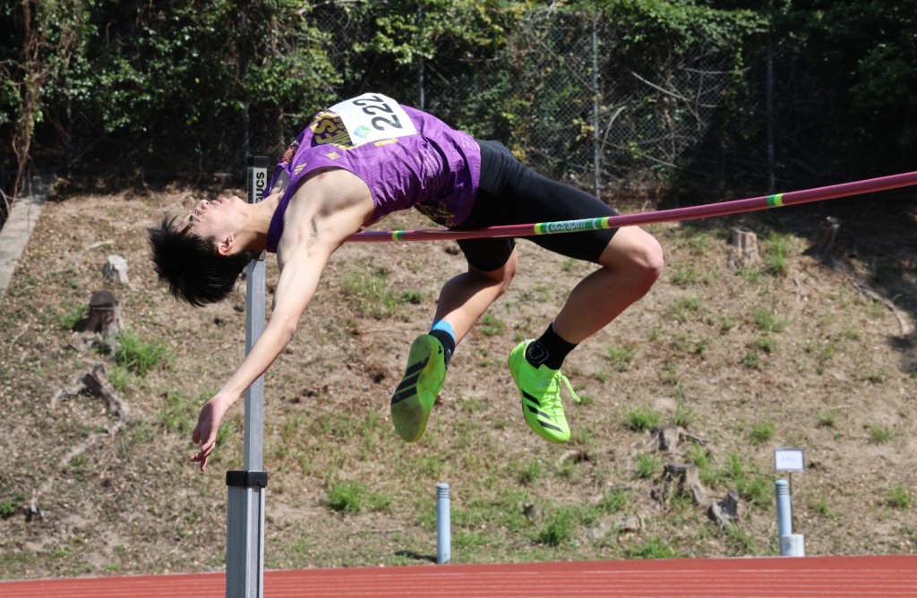 中大的陈驰骏以2米01夺冠。徐嘉华摄