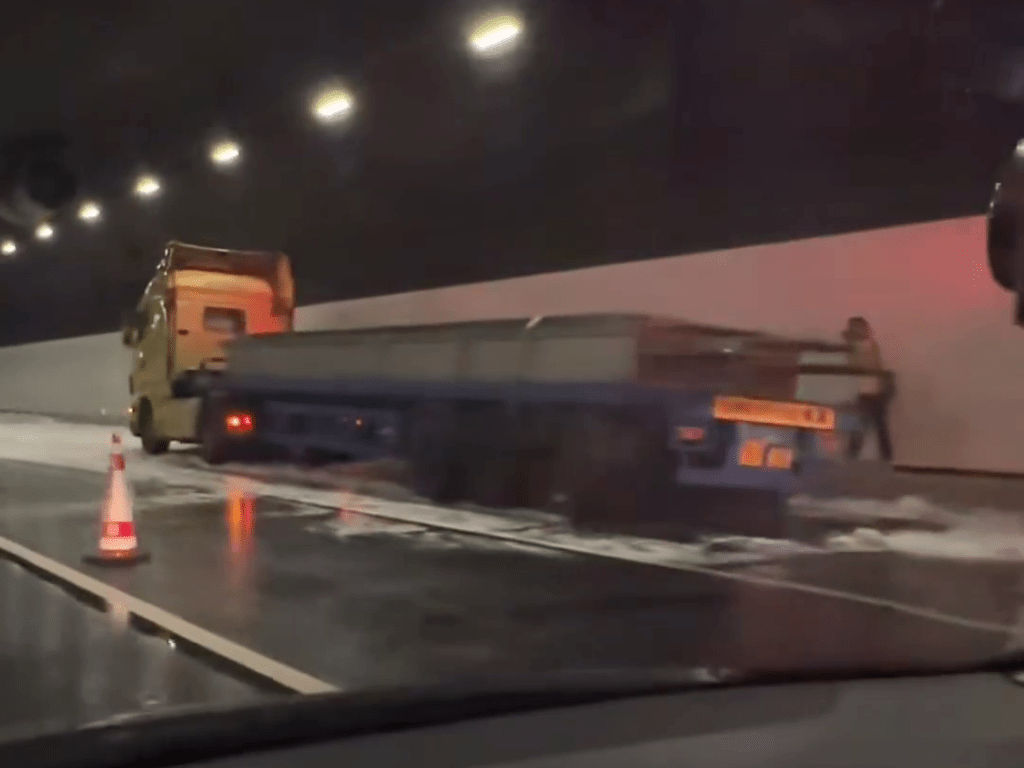 火警其後被救熄。FB：Terry Ho@港車北上分享群