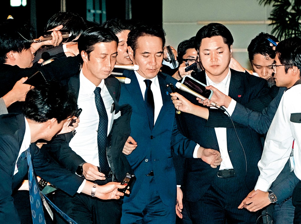 農林水產大臣簗和生抵達高市早苗官邸，準備請辭。