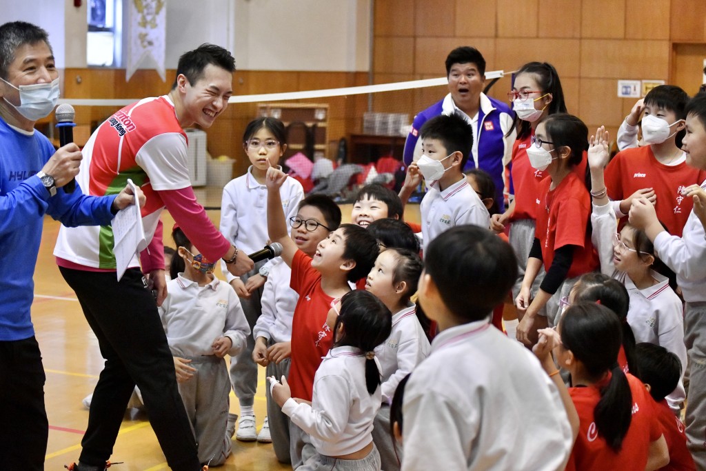小學生可以近距離與香港運動員接觸，培養興趣。盧江球攝