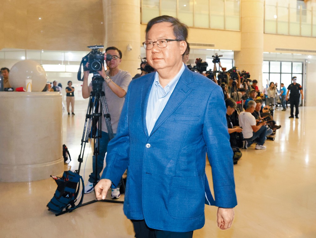 鄭文燦(前)昨日抵達桃園地院時面色凝重。