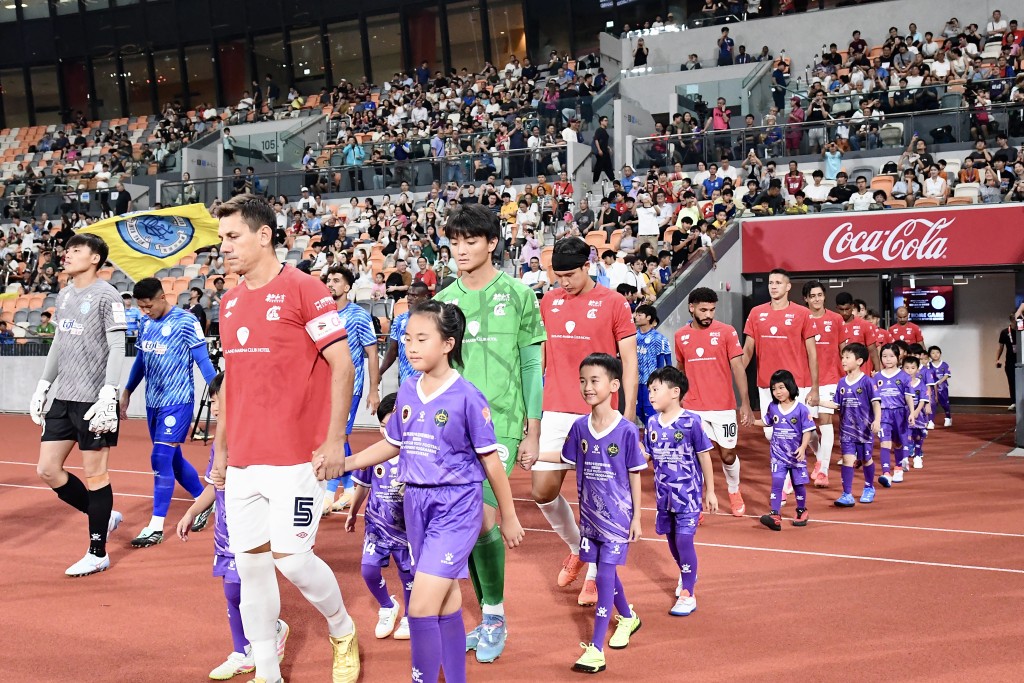 和富九龙城今晚在启德青年运动场历史性首次举行港超联赛事迎战标准流浪。杨骏尧摄