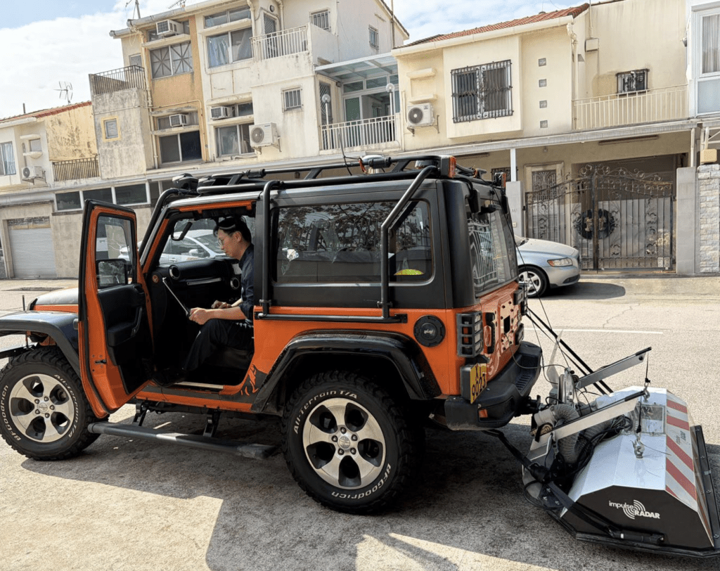 水務署委託獨立專家小組提供第三方專業意見。圖為早前使用透地雷達技術（多通道陣列式車載透地雷達）採集地底狀況數據。資料圖片