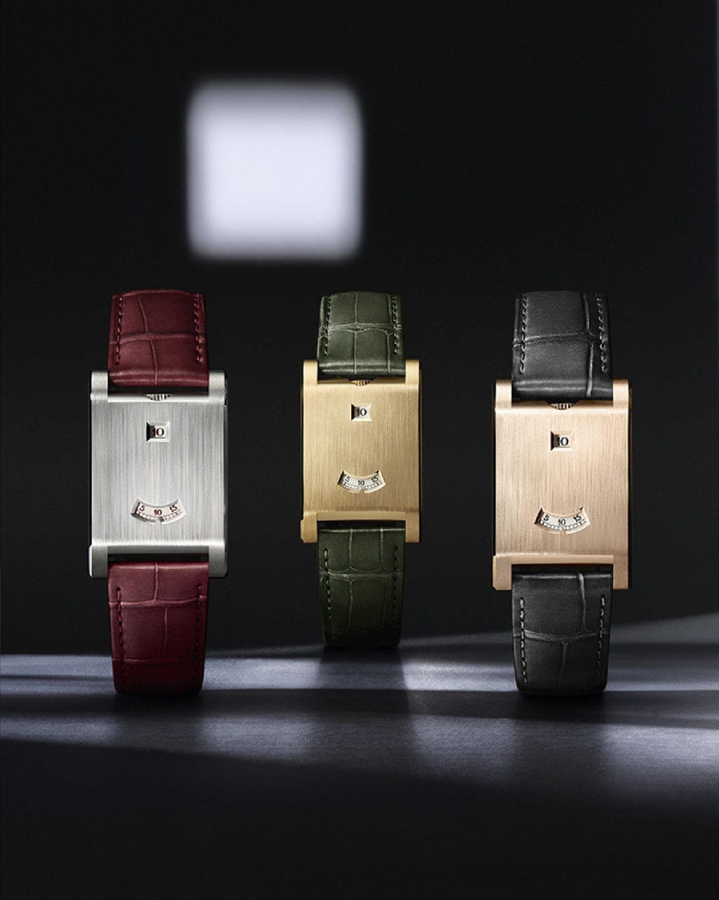 Cartier Privé Tank à Guichets，表壳：24.8×37.6黄金、玫瑰金或铂金/ 机芯：9755 MC手上链/ 售价：待询。