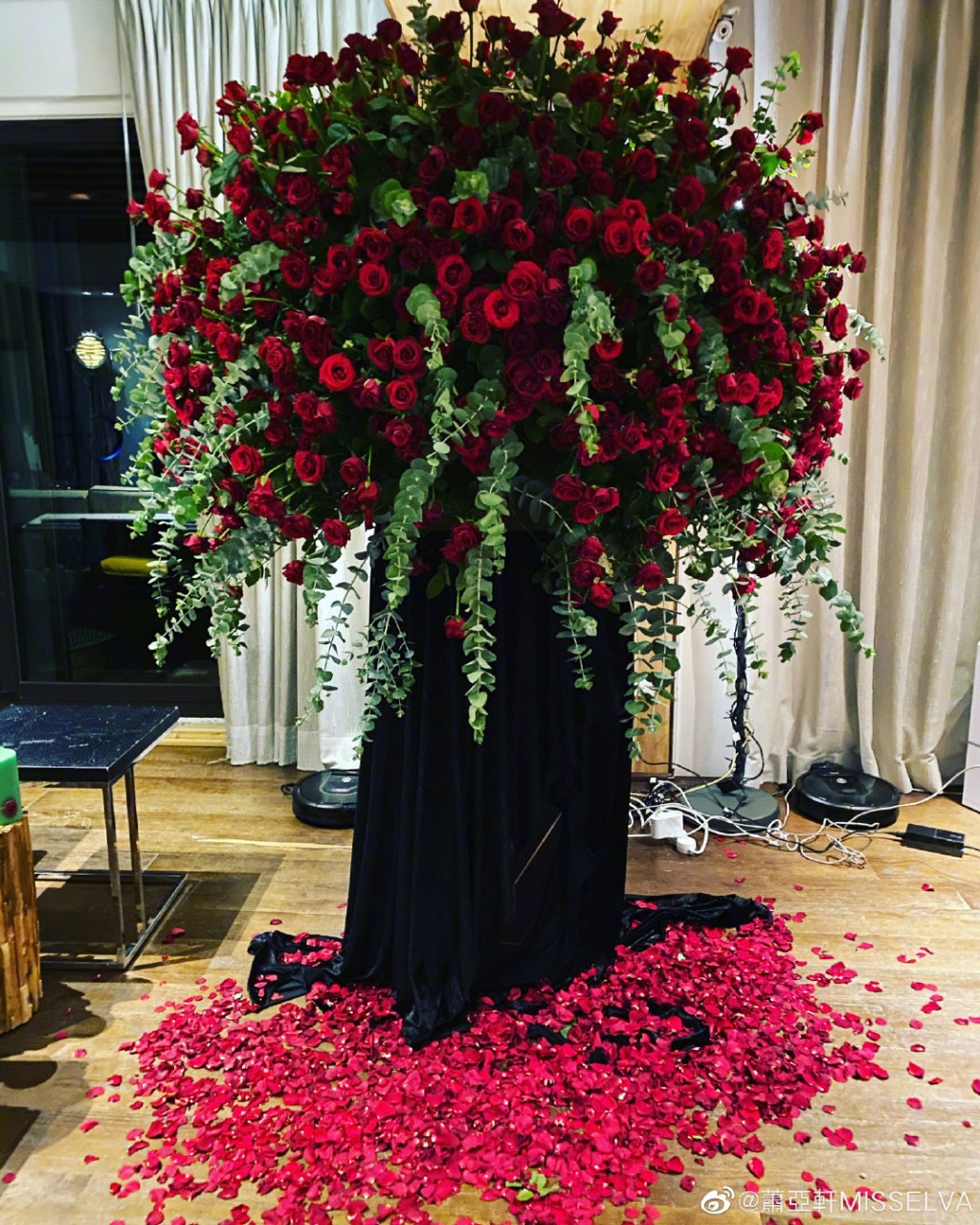 萧亚轩收到1047支玫瑰砌成的超巨形花柱。
