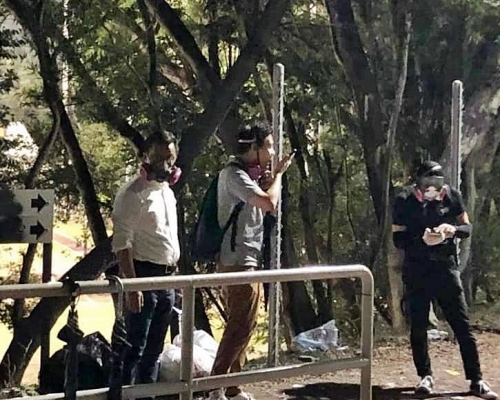 王維基(白衫)晚上到中大。網圖