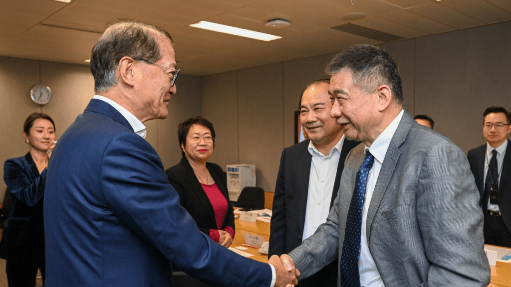 醫務衞生局局長盧寵茂(左一)今日與廣東省醫院協會會長黃力(右一)會面。政府新聞處