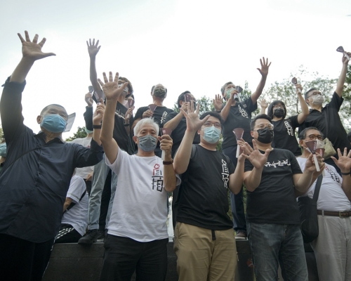 控方质疑黎智英(前排左一)身处现场，必然知道可煽动群众。资料图片